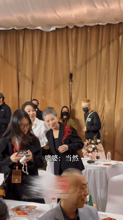 闫妮走两次红毯聊嗨了 红毯秒变聊天室！闫妮在后台和绣绣争迟蓬老师婆婆的归属权，在