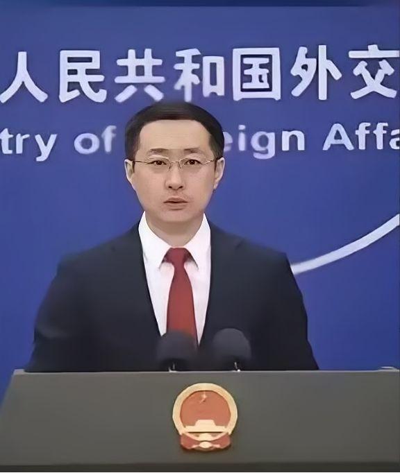 6月8号早上7点37分，菲律宾棉兰老岛海域突然裂开了一道口子。7.9级，震源深度