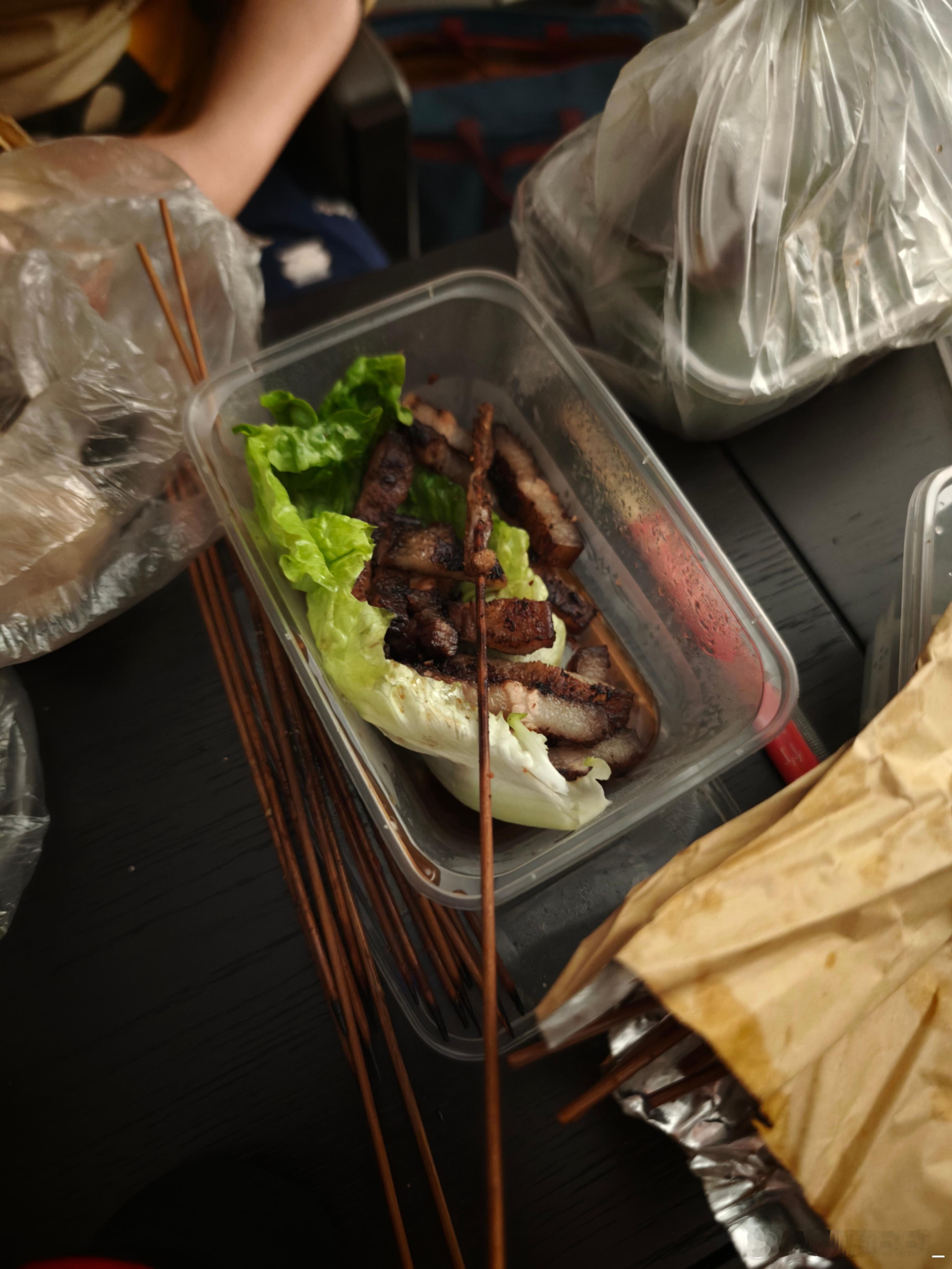 只有当派派睡了才能去吃特色烧烤