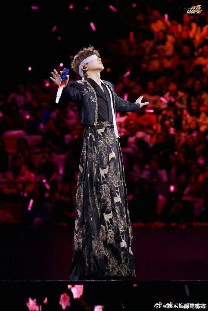 张杰把高尔夫打到天上了张杰成都演唱会 新春限定名场面！张杰挥杆高尔夫直冲天际，搭