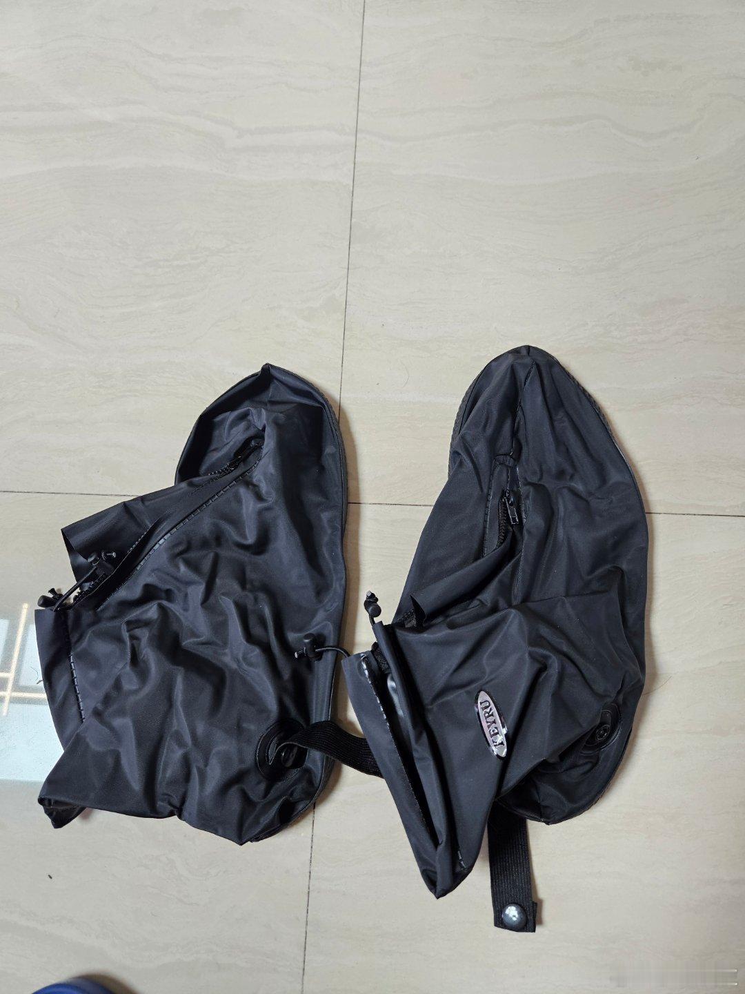 两年前买的防雨鞋套终于派上用场了！可以随便踩水了，但为了拍踩水，把我另一条裤腿溅