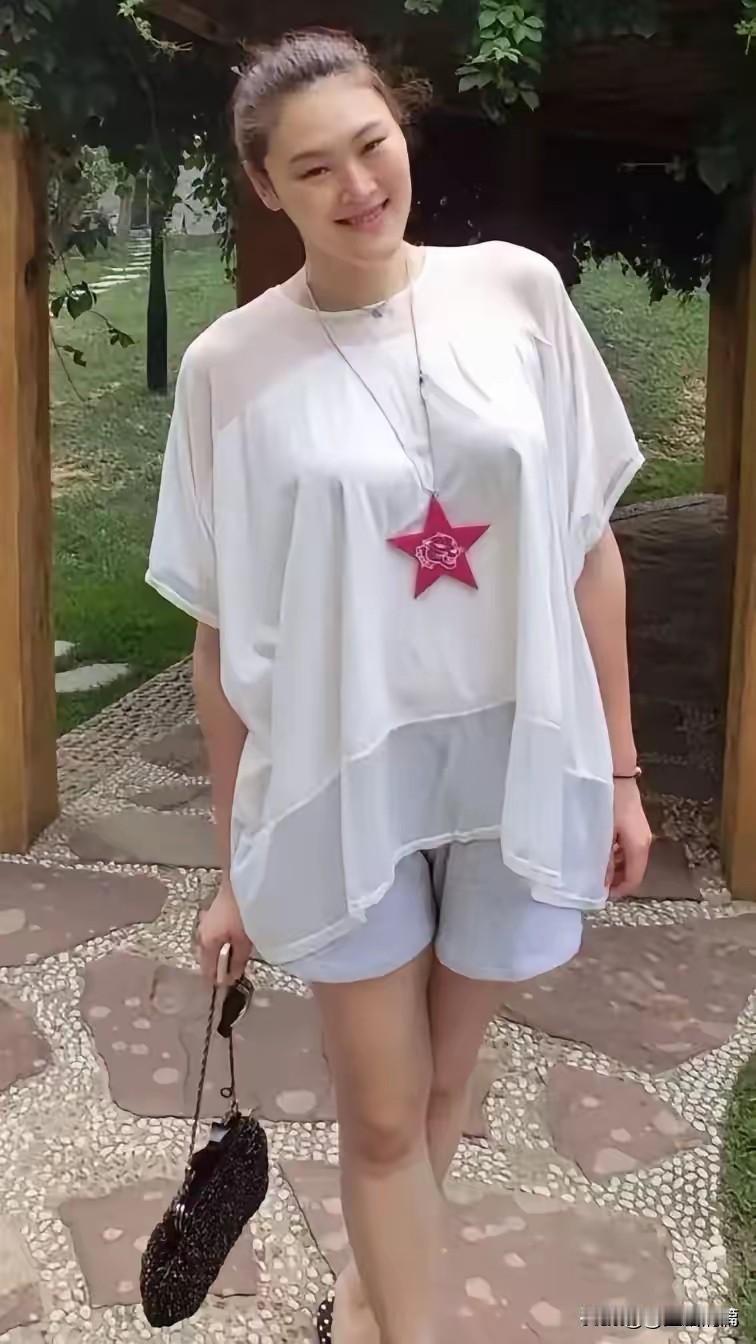 王一梅，昔日中国女排大名鼎鼎的“重炮手”，身高190，2019年正式退役之后转型