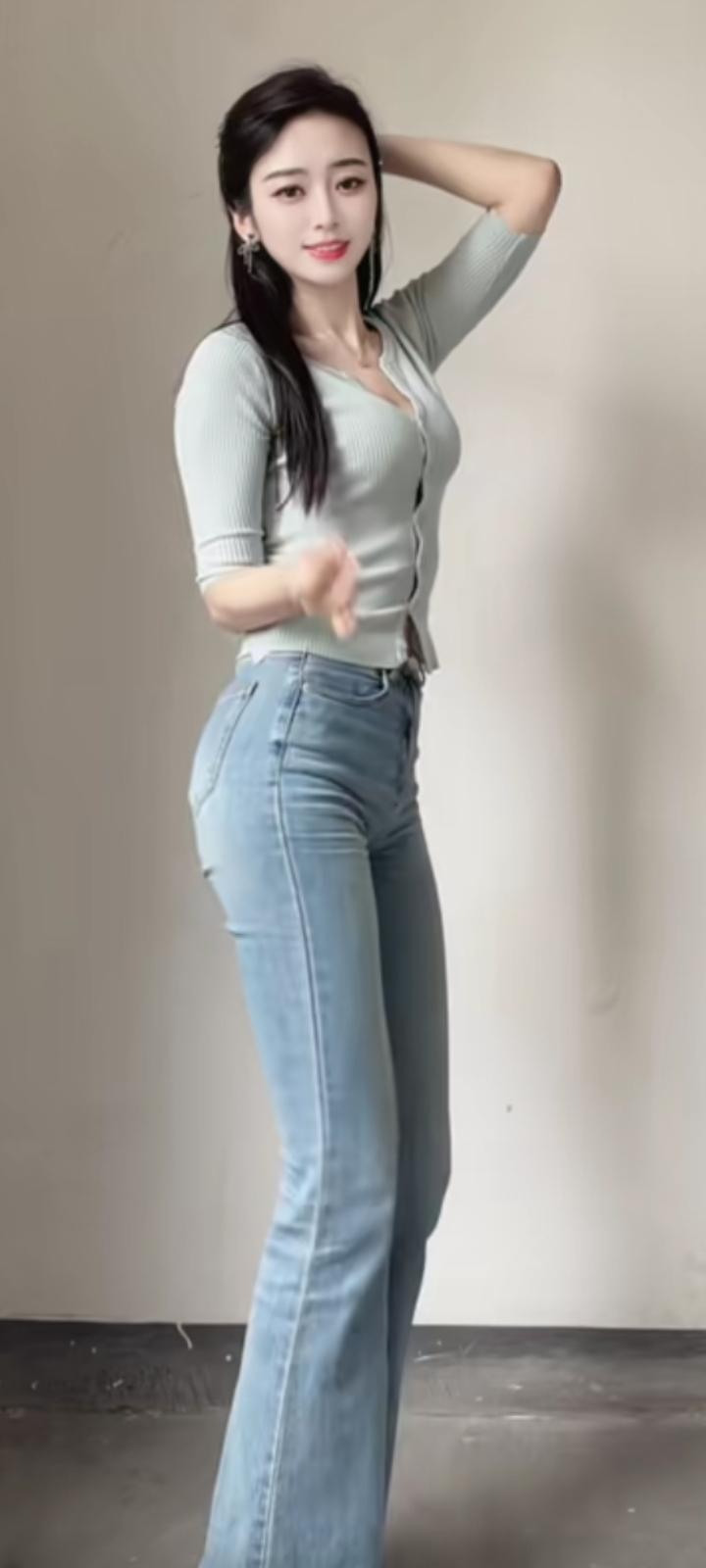 岁月是一条温柔的河
载着云影与日落
风轻轻拂过
心事都变得清澈