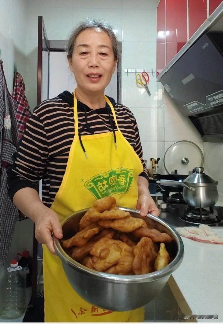 今天有些忙碌，去买了菜，做了饭，还炸了油饼。
今天是赶场天，我又去买了菜和枇杷。