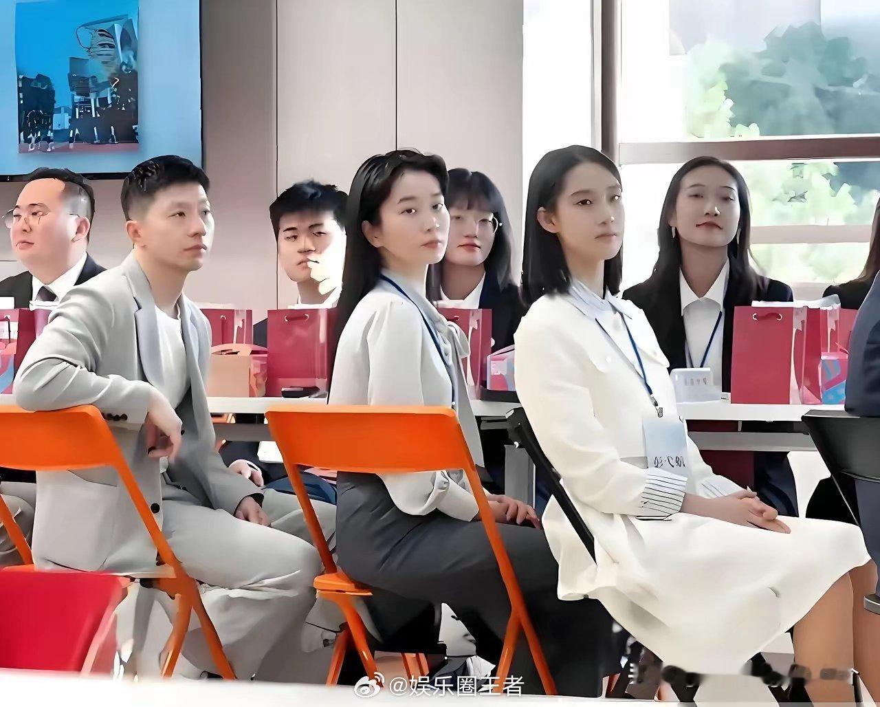 马龙和40名师生去台湾与六所学校交流，在一所学校的交流现场，马龙坐的这一排真可谓