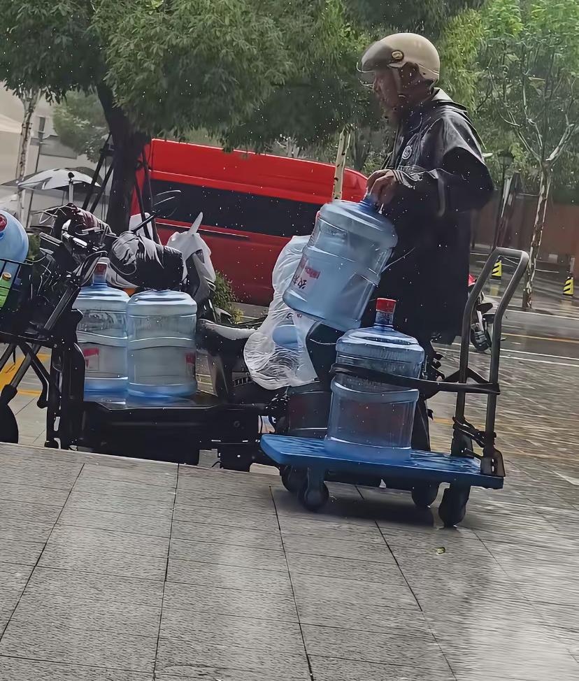 送水工账户里躺着170多万存款，这事儿你敢信？

一个平日里风吹日晒、扛着水桶爬