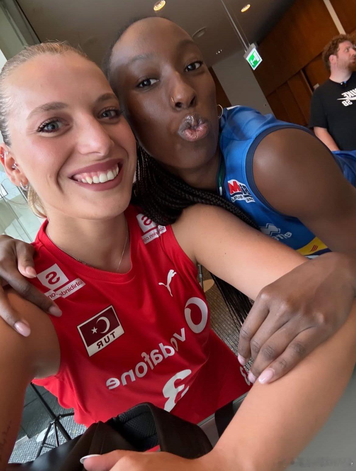 2025世界女排联赛 🔴🔵 两位大嘴美女，邀您收看今晚至明晨两场VNL8进4