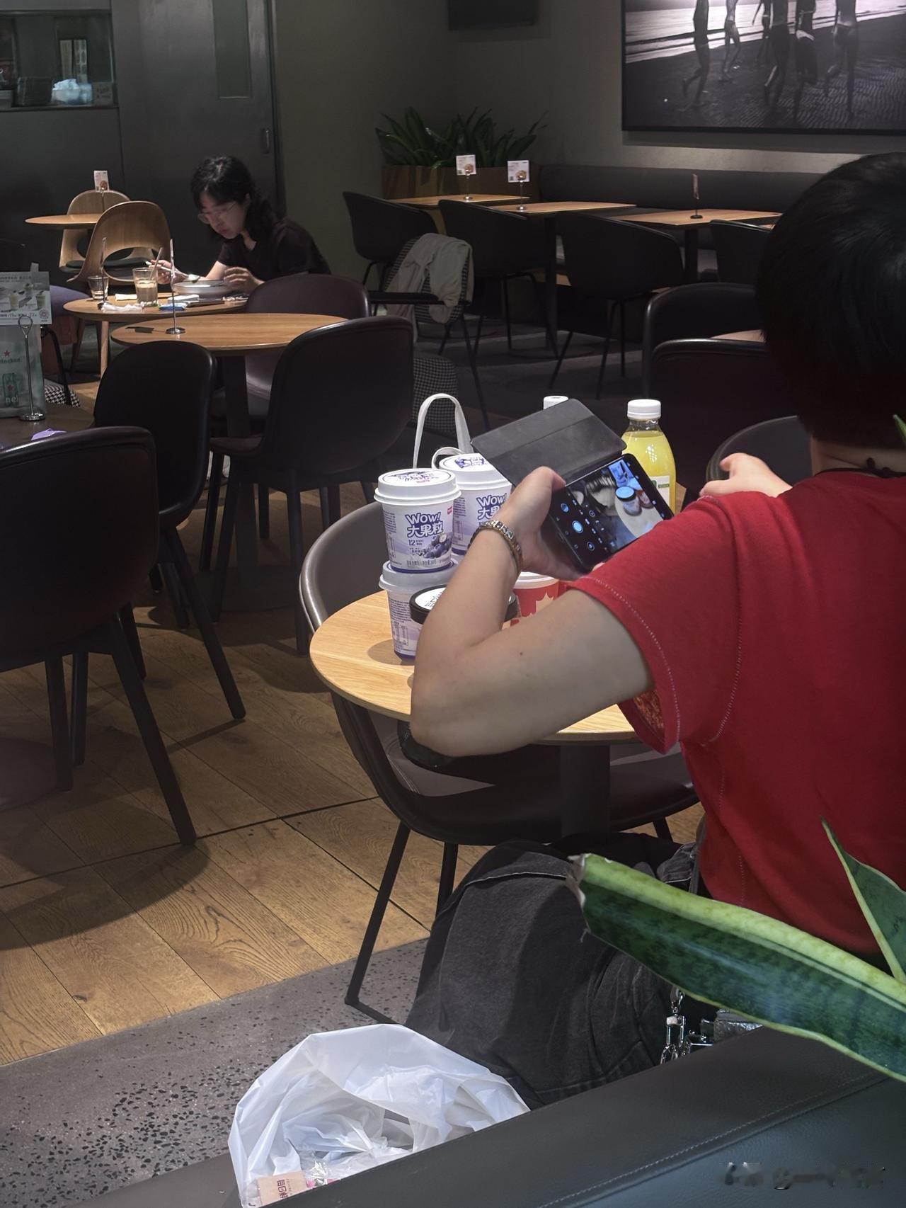 你看，这些氛围感十足的照片，就是这么被炮制的。

几个大妈级的人物，借了某个轻奢