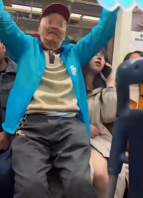 地铁上八旬老人强行坐女孩腿上，律师说后果
上海地铁9号线，
一名穿蓝色衣服的八旬