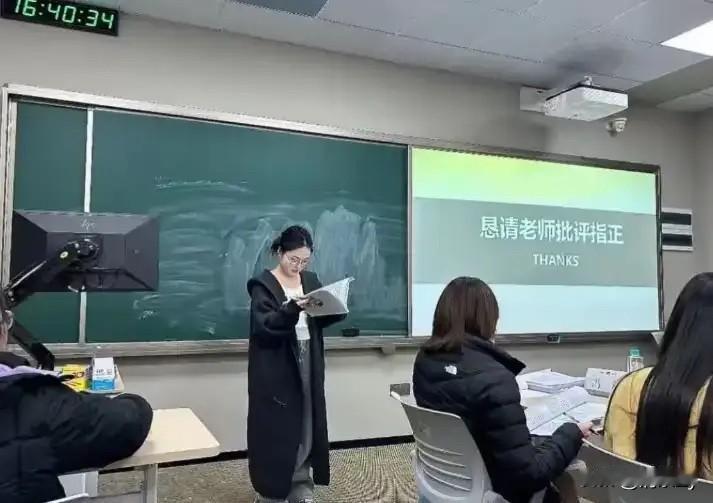 孙同学的研究生导师谷某萍停诊的原因并非院方给她停职，而是她因遭网上骚扰而主动要求