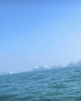 闲着没事组团溜海！这阵仗谁见了不躲远点？这就是咱们的底气，不服也给我憋回去！