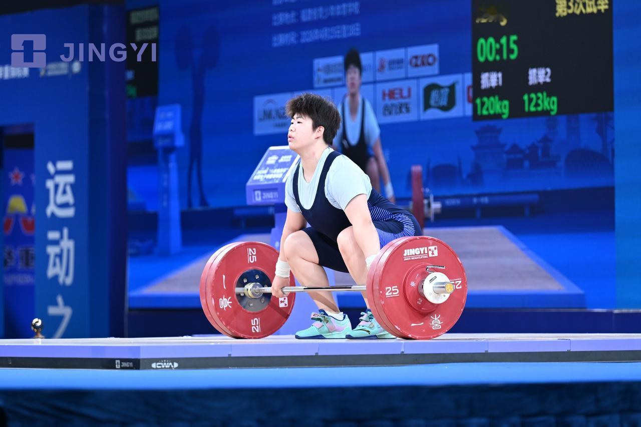 【2026年全国举重锦标赛 廖桂芳破纪录夺冠】4月18日下午，在2026年全国女