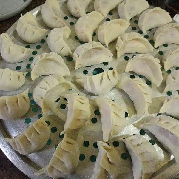 44岁2胎宝创业卖饺子月入百万当了二十多年全职妈妈，还有勇气去创业，可敬可佩。对