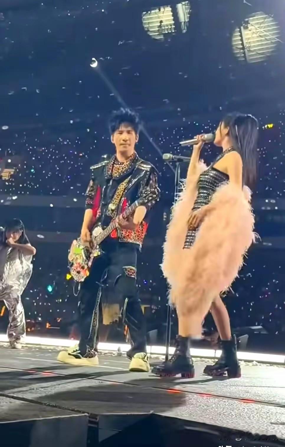 在2025-2026的跨年夜：
 
 杨幂：现身快手跨年晚会。

当晚，她凭借热