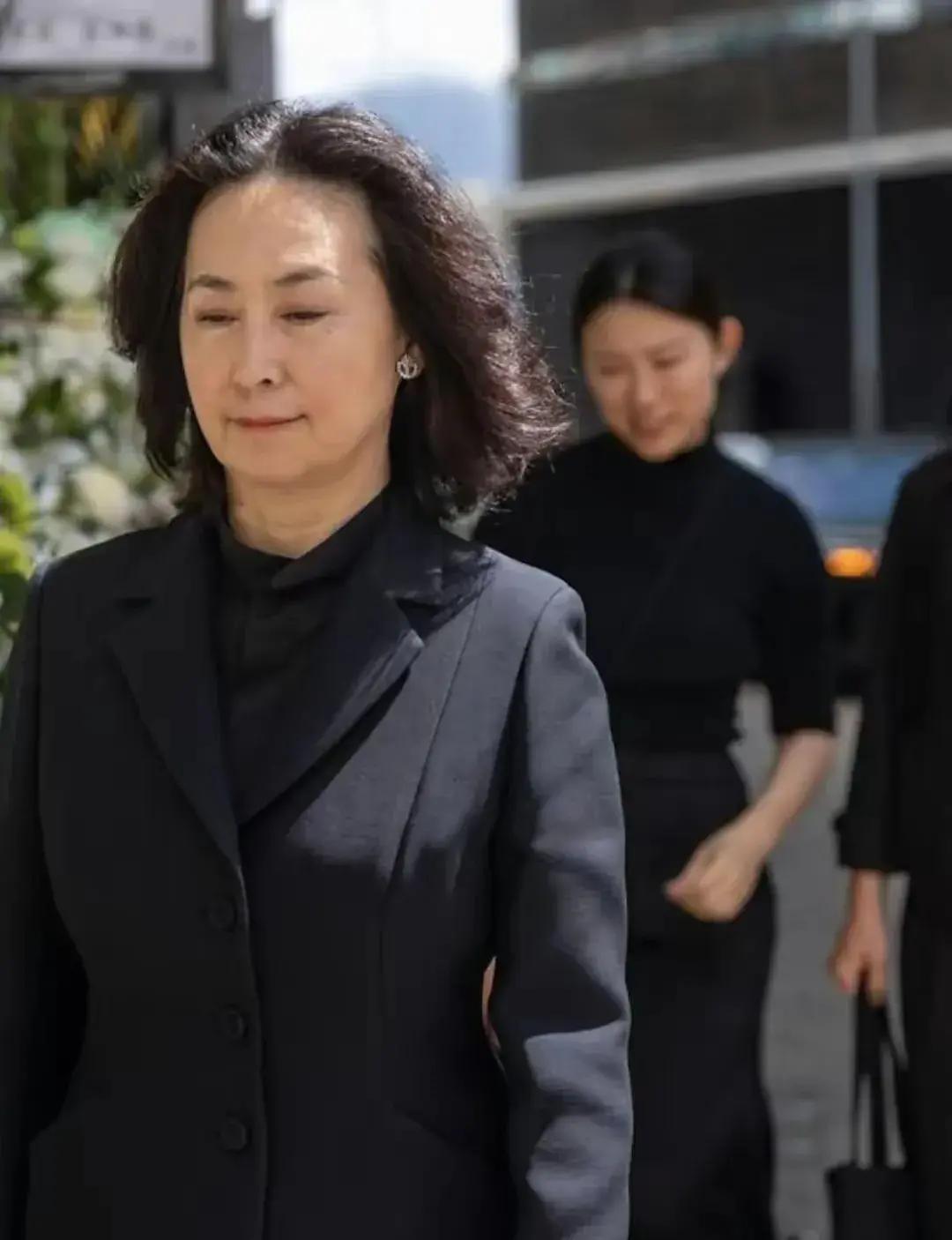罕见现身：何超琼穿黑出席何柱国葬礼，是真情还是被误读？

看到那张一身黑、没