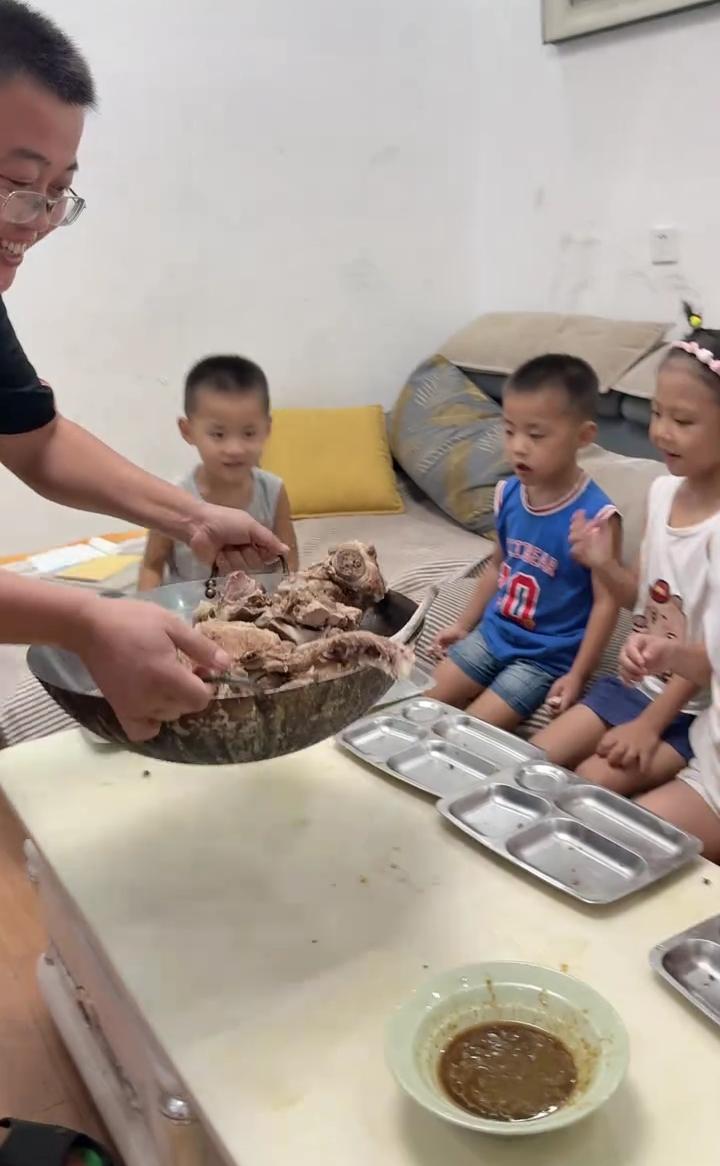 娶一个养一窝，一锅排骨吃掉两天工资。
养不起。