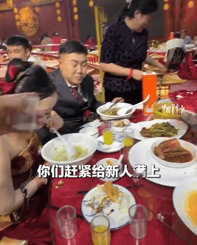婚礼当天全网最忙主角！宾客散尽后，山西阳泉这对新人彻底放飞，西装婚纱都顾不上换，