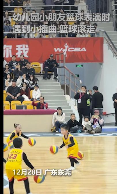一段幼儿园小朋友在篮球表演中意外失误却默契救场的视频火出了圈，引发了网友们的广泛