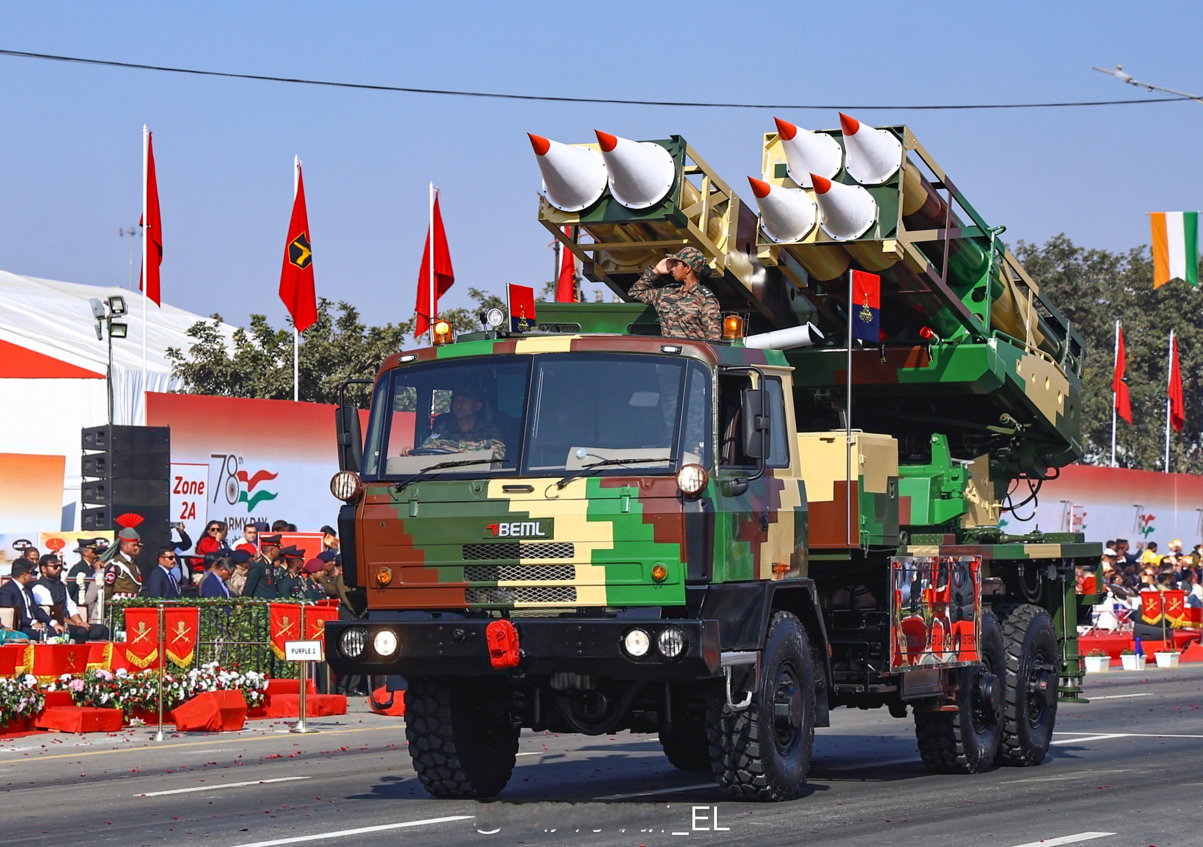 昨天印度的阅兵，摩托车叠罗汉的保留节目还在。 