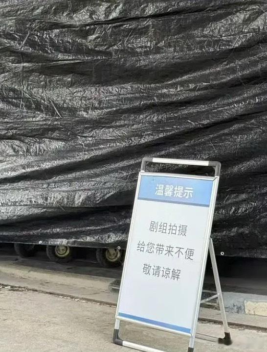 完全是此地无银[二哈]拍大外景怎么办，难不成给广州城上空挂上天幕[费解] 爱在无