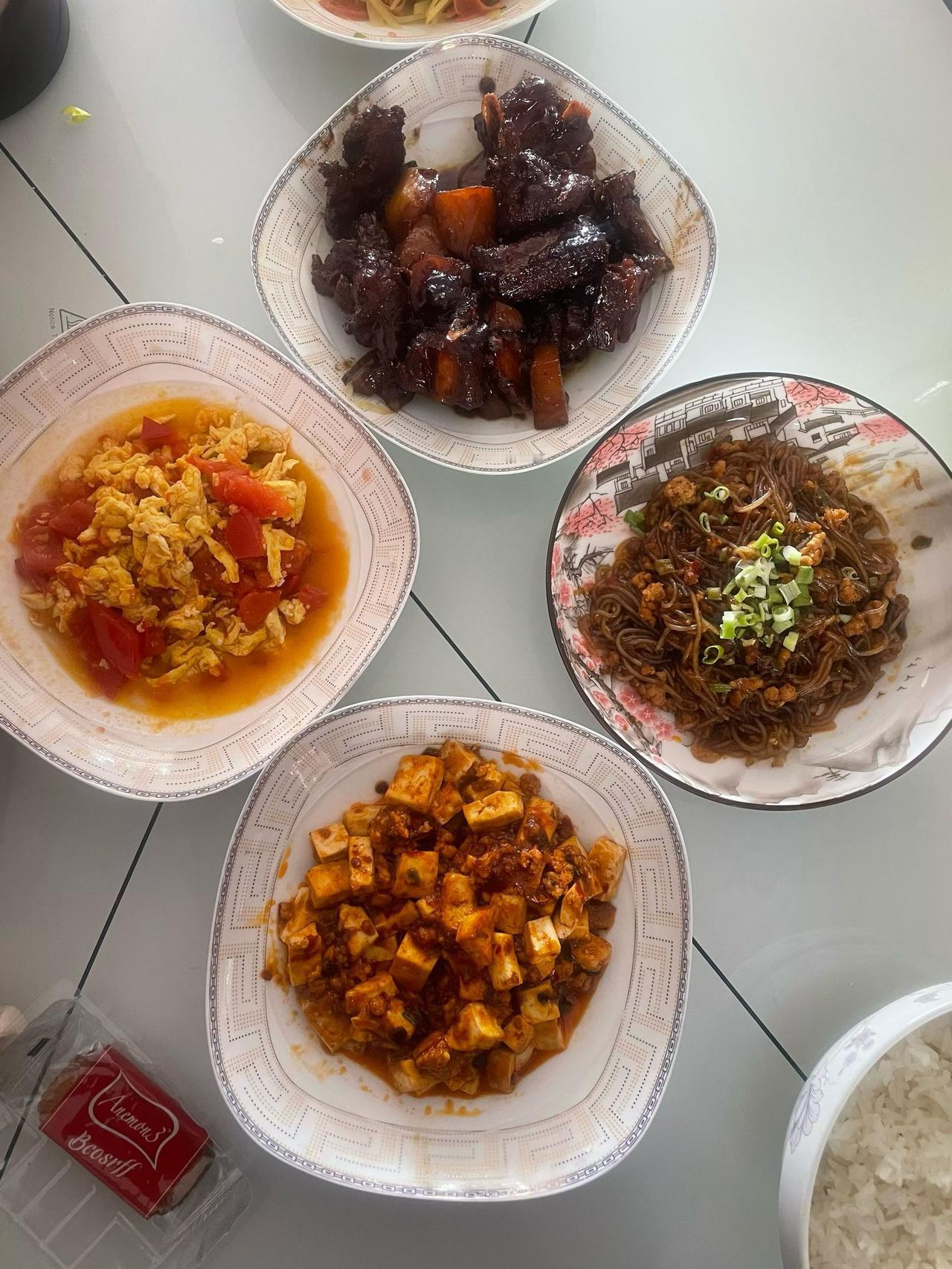 以前是真穷啊，我妈总说，小时候一年就买一身新衣服，过年才能啃上块硬糖。可为啥现在