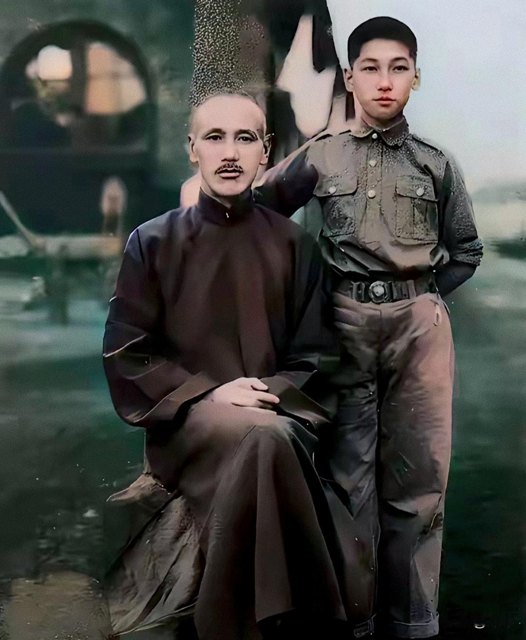 1931年蒋纬国15岁身穿制式军服（作训服）和父亲合影。