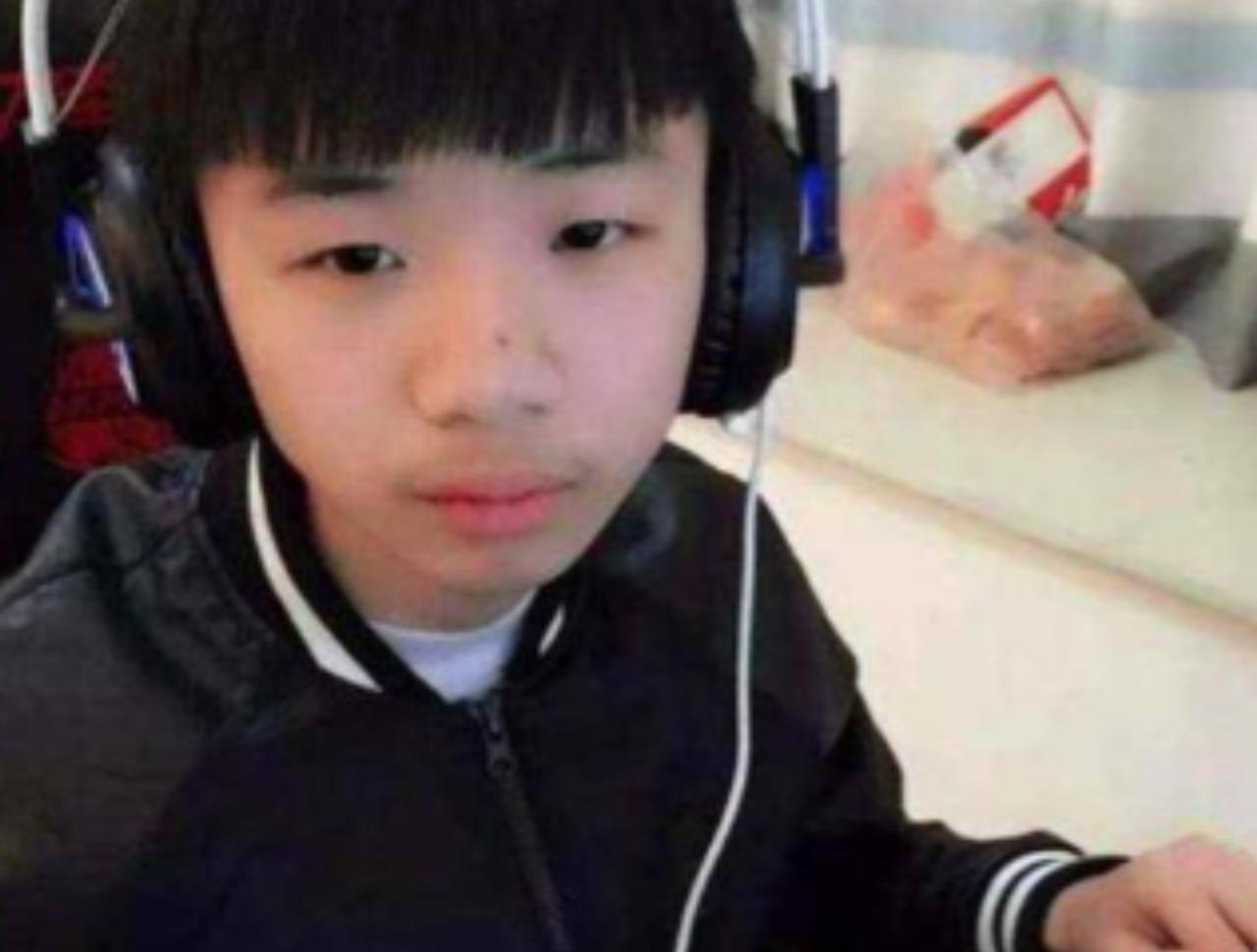 人心不足蛇吞象！江西一男孩12岁时靠着《英雄联盟》打出名气，签约后每个月收入3万