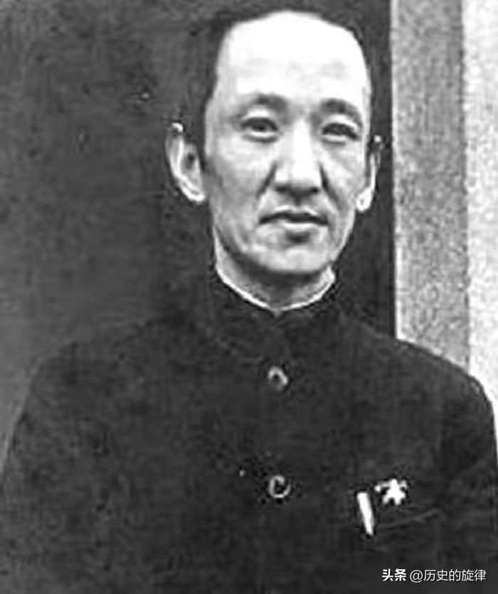 那群特务扑进去的时候，屋里只亮着一盏小煤油灯。一个男人坐在桌边看书，女人在里屋收