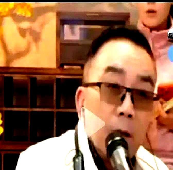 师父骨灰放了4年，郭德纲二话不说，掏3000万解决了。
 
侯耀文追悼会，郭德纲