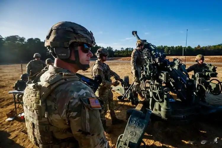 现在的美国，简直像个过气的顶流，表面还端着超级大国的架子，背地里早就累得喘不上气