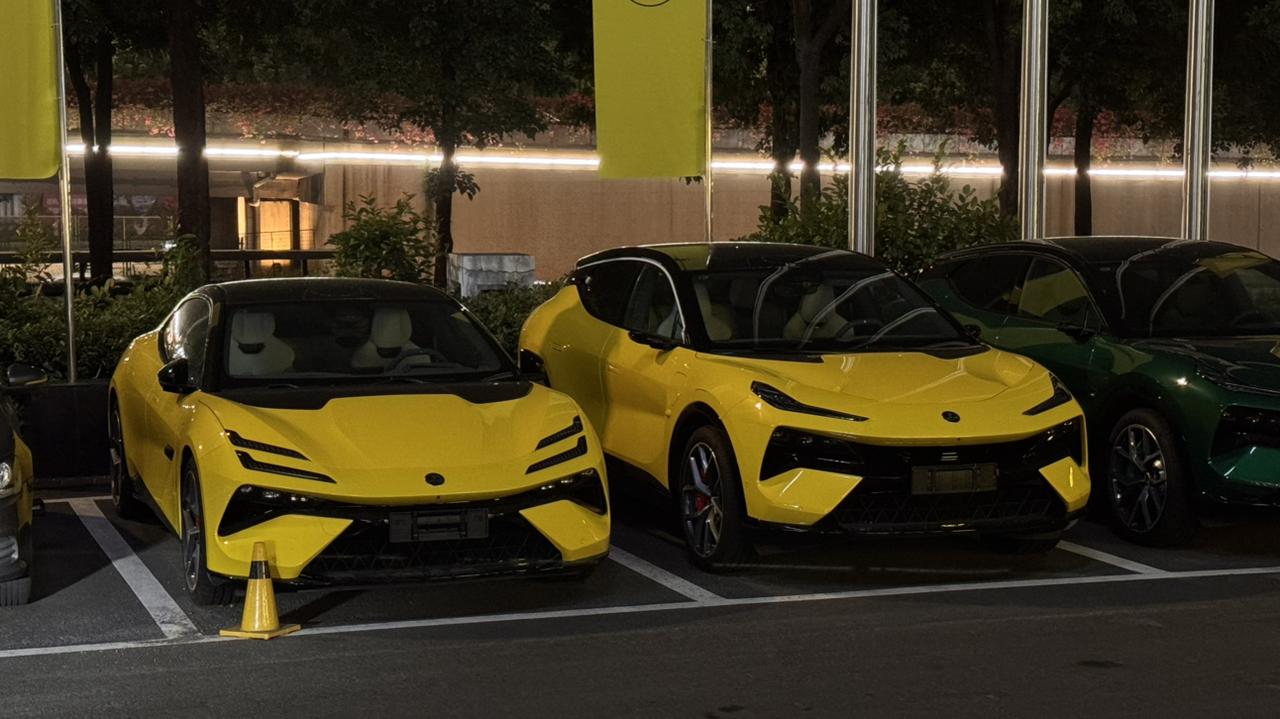 又遇见黄色车…说什么就容易遇到什么[允悲]
这两辆虽然都是莲花
但买EMEYA（