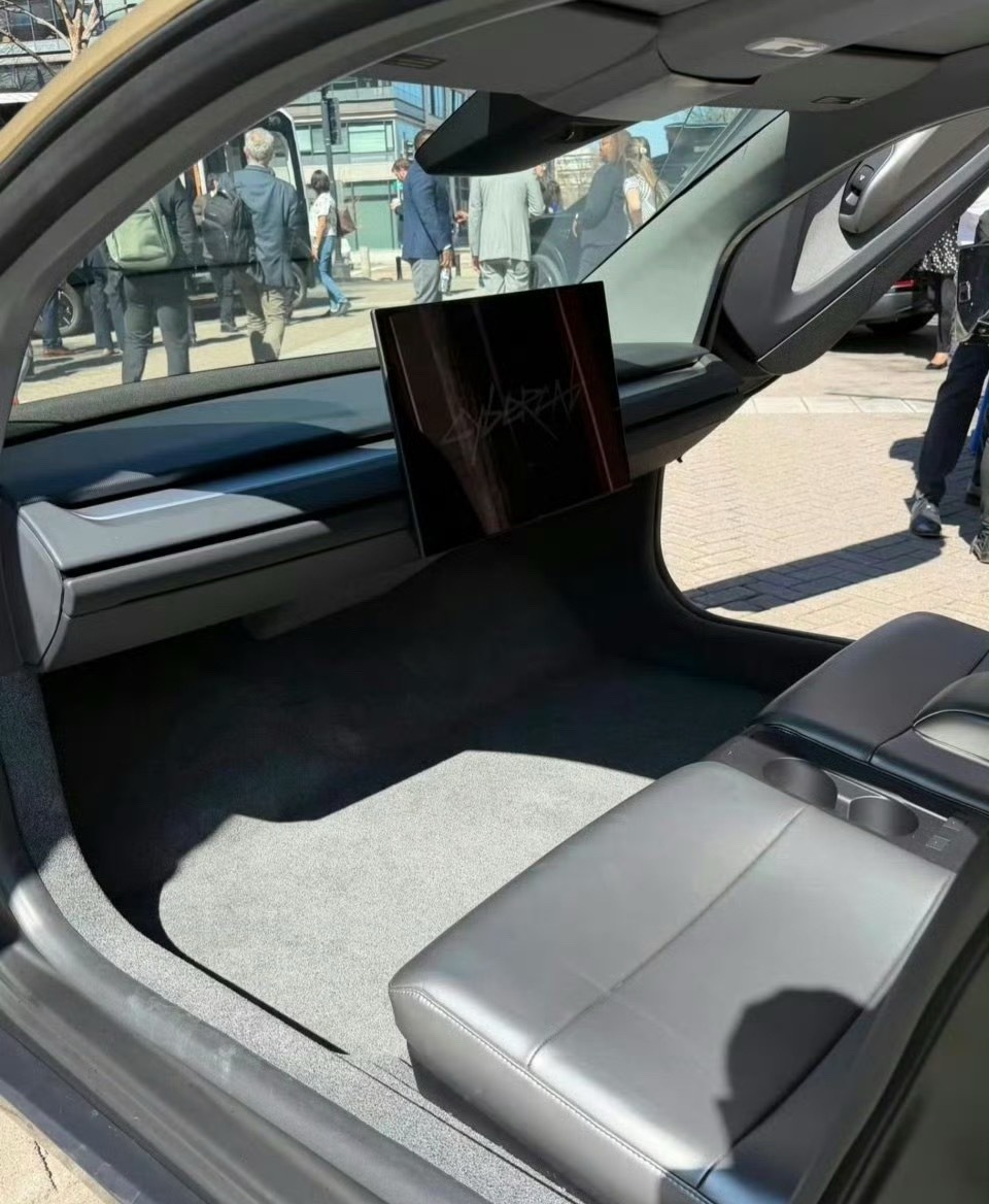 特斯拉是真的能整活，直接把方向盘删了，这也太牛逼了，而且情说这个玩意儿它是不歇的