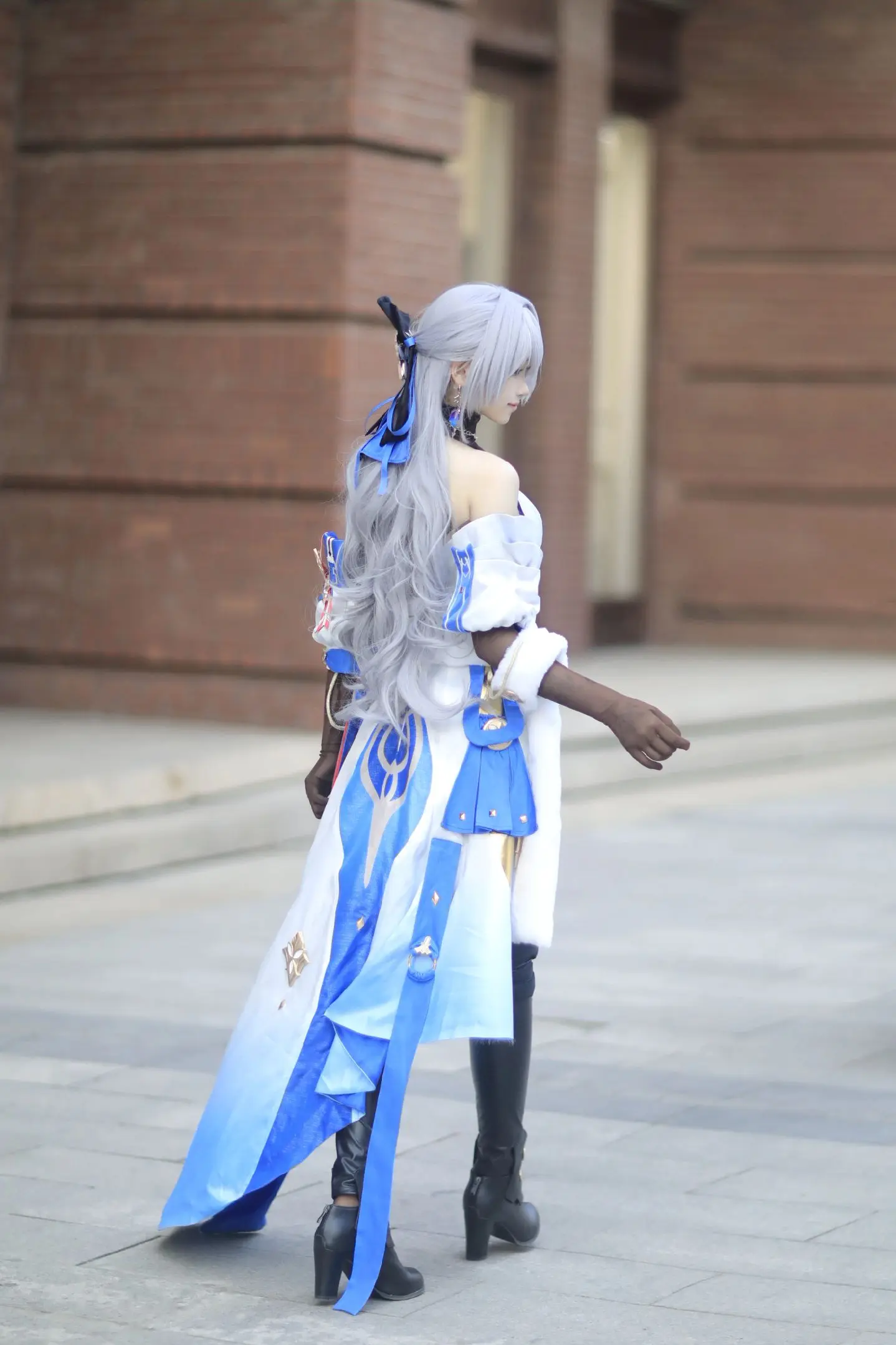 叫我布洛妮娅就好。