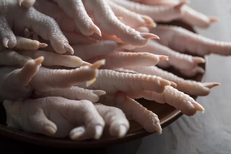 若不是记者深入企业了解、深挖揭露，仅靠执法部门查处，真不知会有多少人深受其害。归