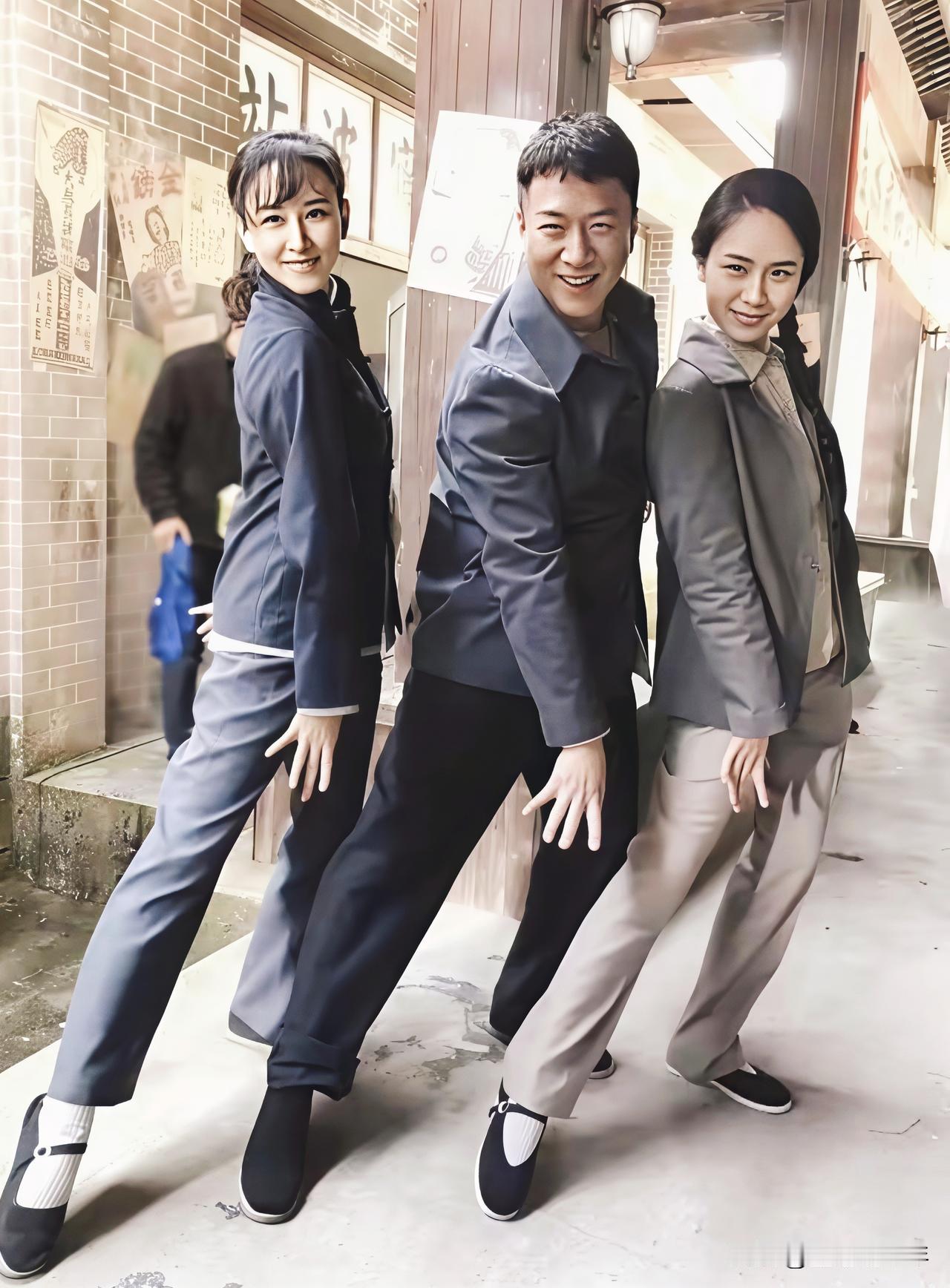 《新世界》三人组妖娆同框！

家人们，挖到《新世界》幕后花絮啦！胡静、孙红雷、张