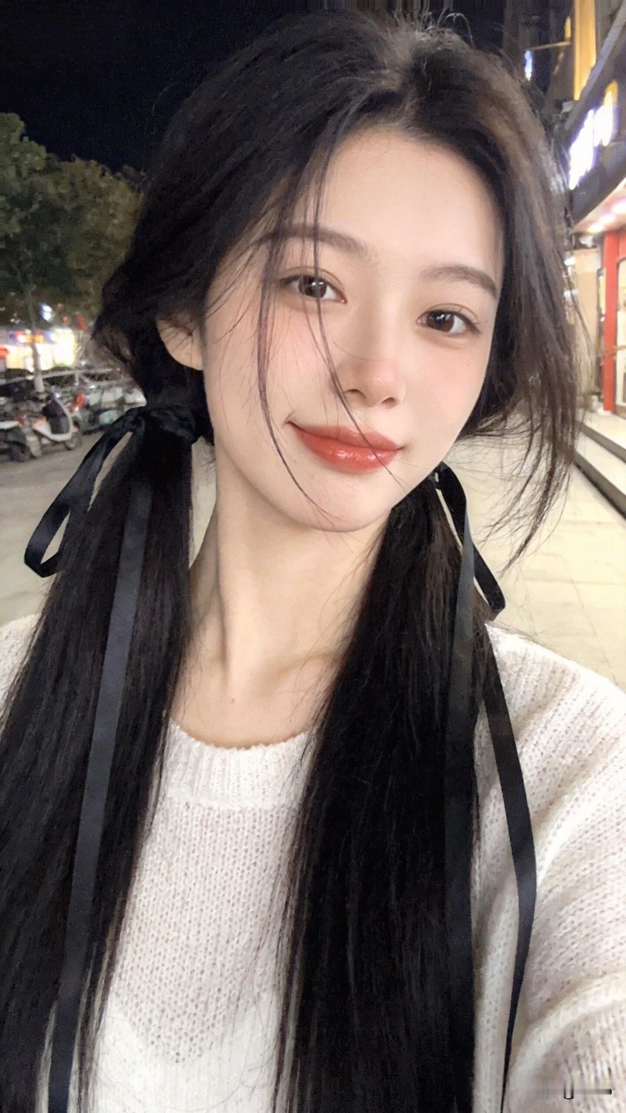 夜晚街头的甜美自拍，黑发红唇，温柔迷人