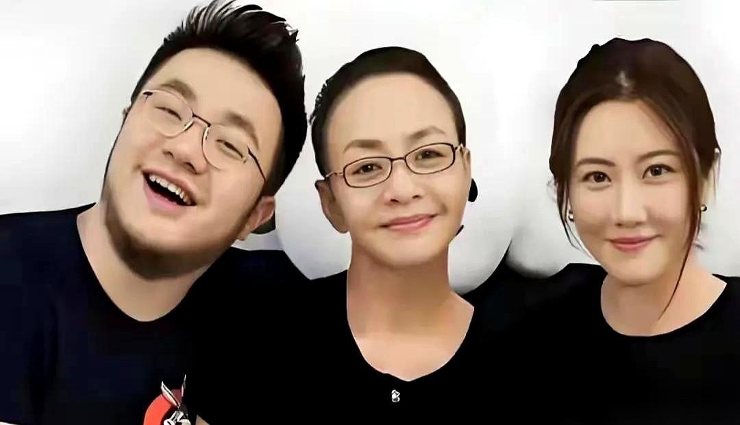 都说宋丹丹儿子巴图，娶了个漂亮又贤惠的媳妇王博谷。
可没人知道，当年在剧组，导演