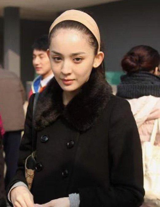 娜扎15年前的北影最美考生我们的宿舍同批次考生合照对比之下，娜扎轮廓与五官优势突