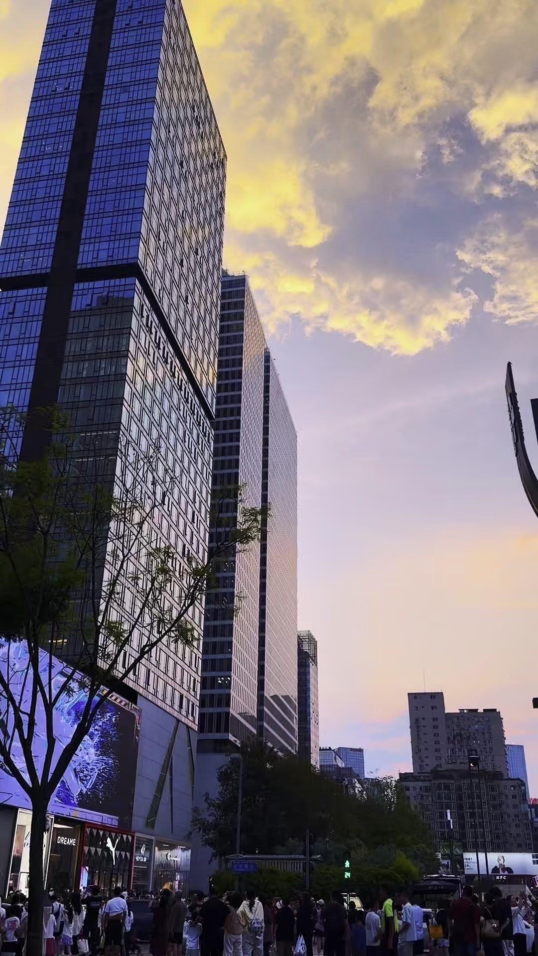 🌆太古里的黄昏像幅流动的油画，霞光漫过青瓦与玻璃幕墙，一半是古刹的沉静，一半是