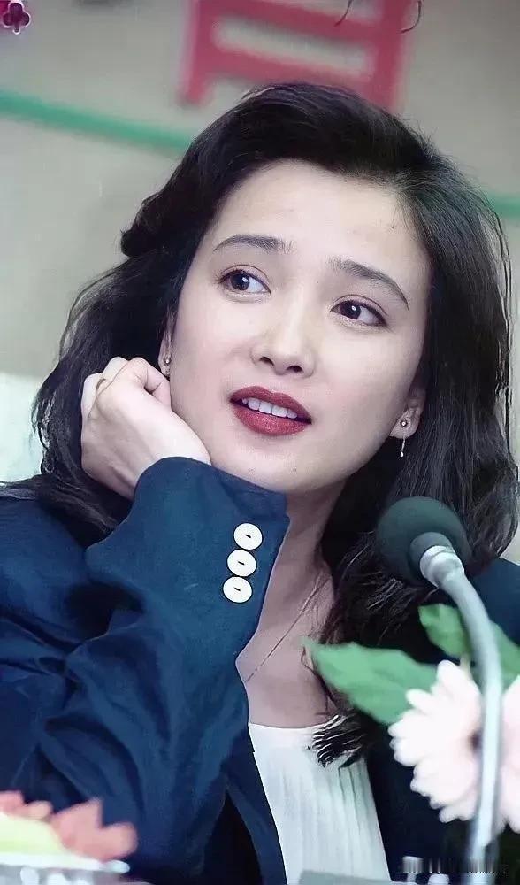 2003年，她签完离婚协议，没要一分钱财产，只要走了儿子的抚养权。
何晴十三岁那