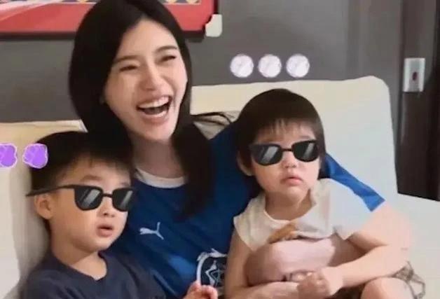 奚梦瑶的基因真强大，家庭地位就靠这两个跟她长得一模一样的一儿一女了。坐拥一个千金