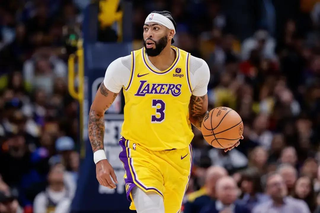 有了丁维迪，哈姆的三后卫也行了，浓眉砍下34+23，湖人赢球。
第一，三后卫阵容