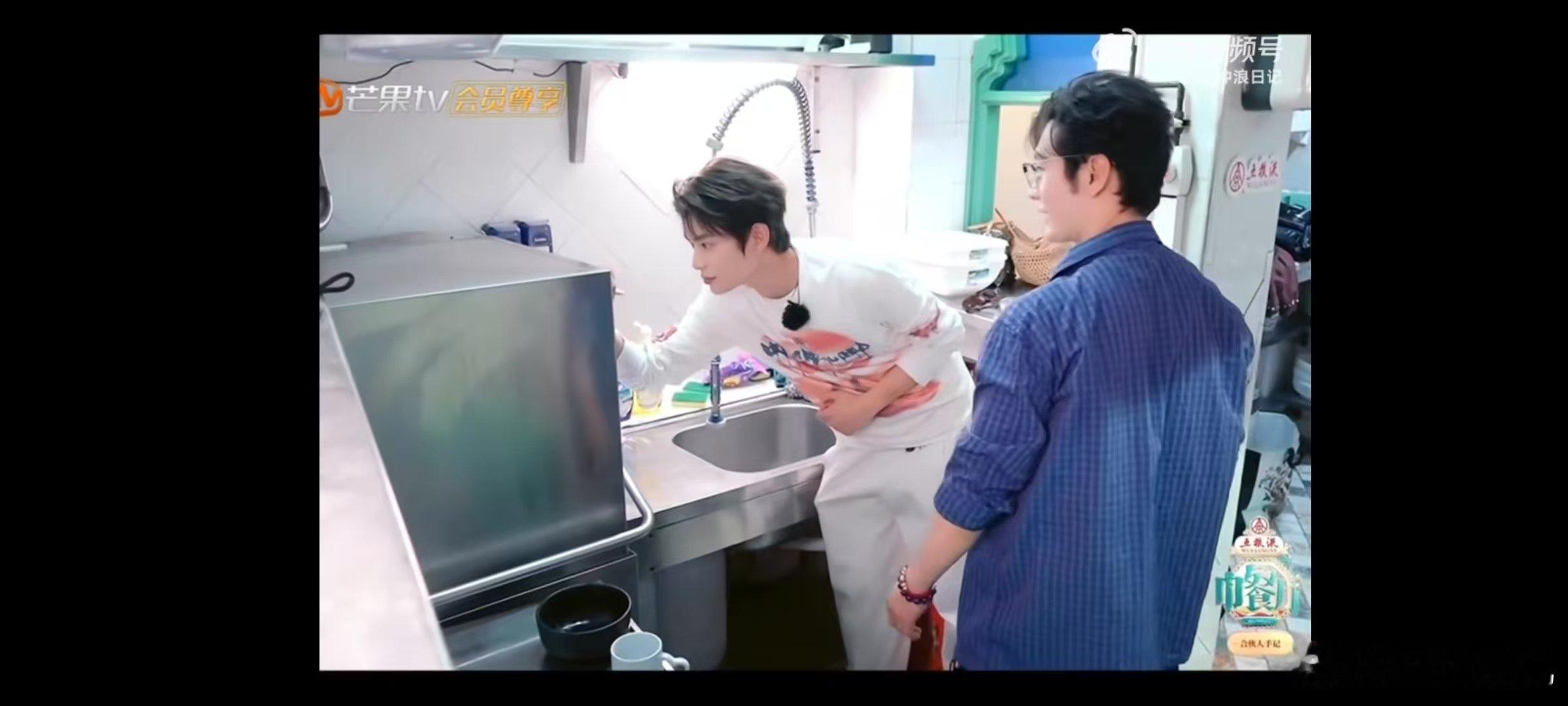 黄晓明[超话]黄晓明说丁禹兮你还会写中文丁禹兮晓明哥你心里想着谁啊哎呀呀，黄晓明