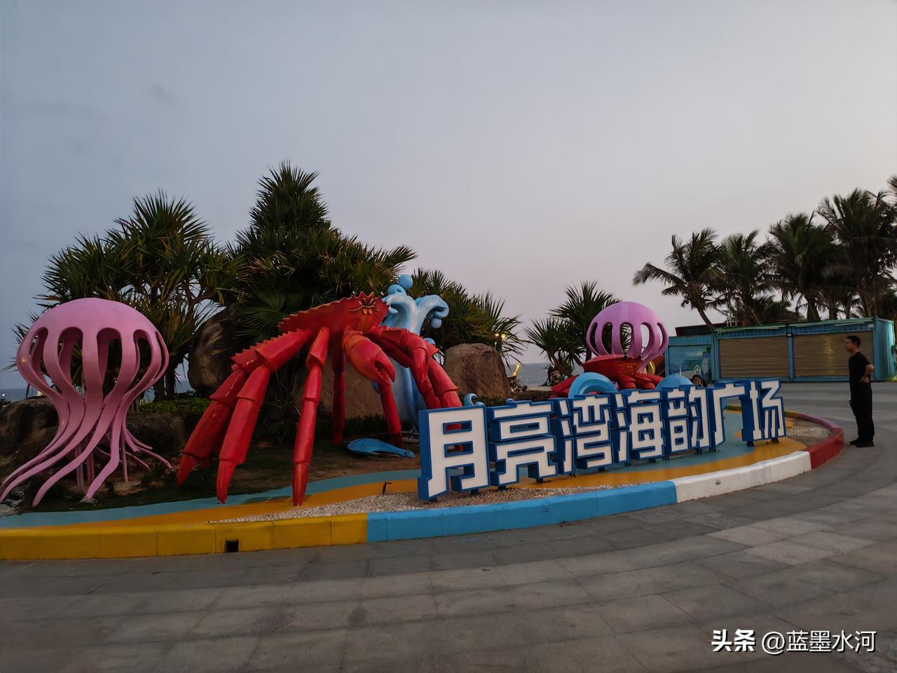 杨西月亮湾的夜非常热闹，景色迷人，是一个休息度假的好地方