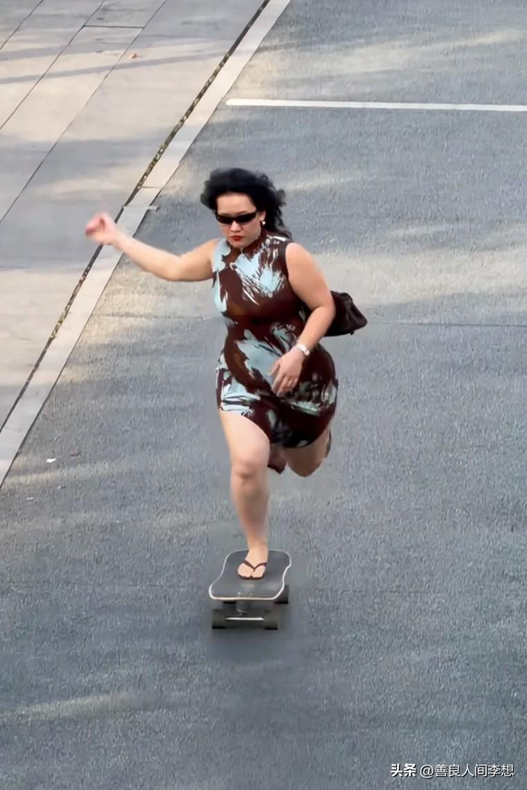这样的女人是不是很美很飒？

好羡慕自信的女人，看到她熟练的动作，自信的表情，让