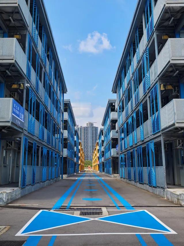 200块港币，在寸土寸金的香港住一晚！
还就在维多利亚港边上？
更绝的是，脚下就