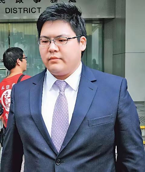 向佑一觉醒来，懵了！
一觉醒来，自己被剥夺了继承权。表现好的话还可以微调。
明明