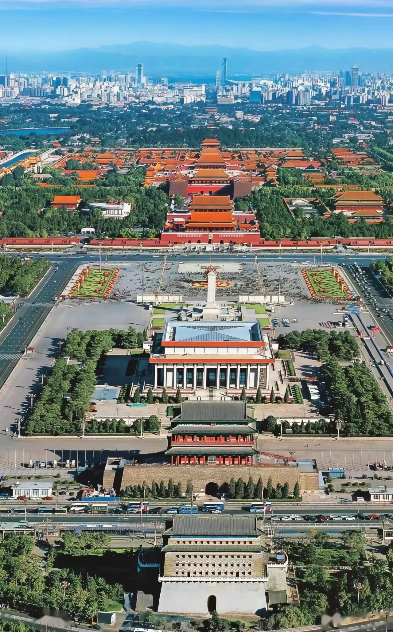 这个角度看北京天安门及故宫，太壮观了。
可以看到，重要建筑全部在中轴线上。
这样