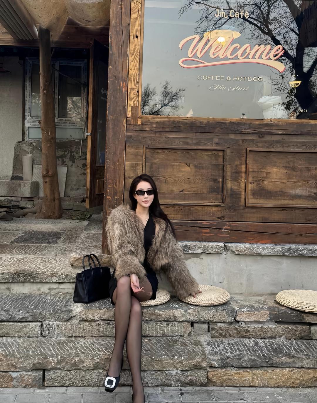 爱拍照的女生到底有多迷人呢? 最好的生活就是：不嫉妒别人，不看轻自己，岁月静好，