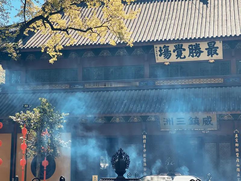 灵隐寺免费开放首日预约3.15万人 2025年12月1日，杭州灵隐飞来峰景区及灵
